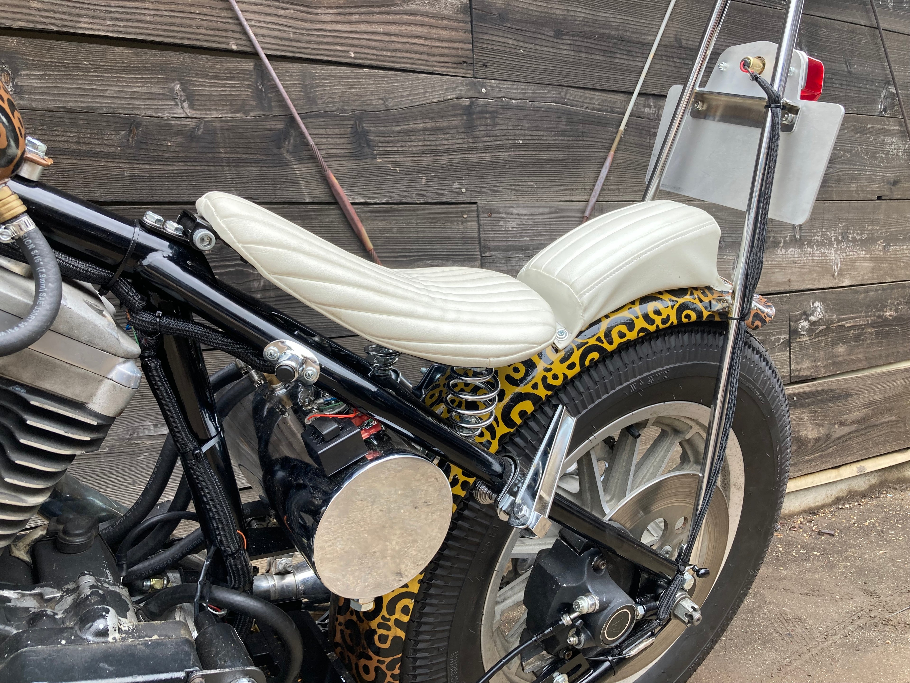 RAZZLE DAZZLE　ベイツソロシートレプリカ　ナロータイプ　艶あり白　SE002