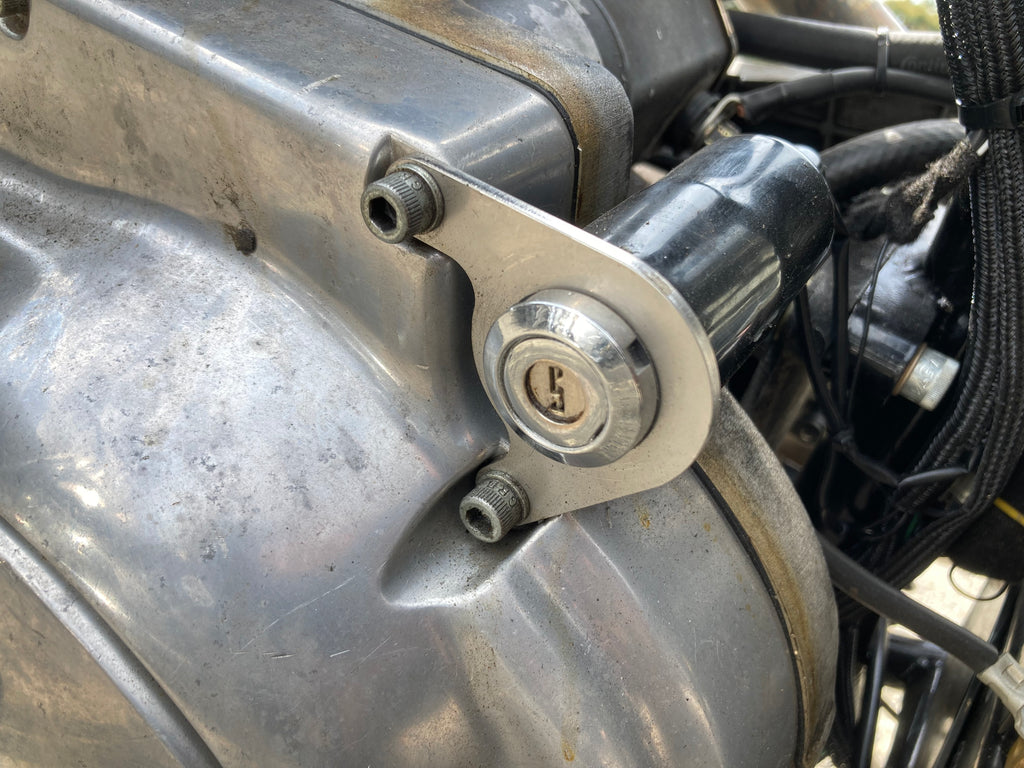 イグニッションスイッチ移設プレート　スポーツスター用　HR004