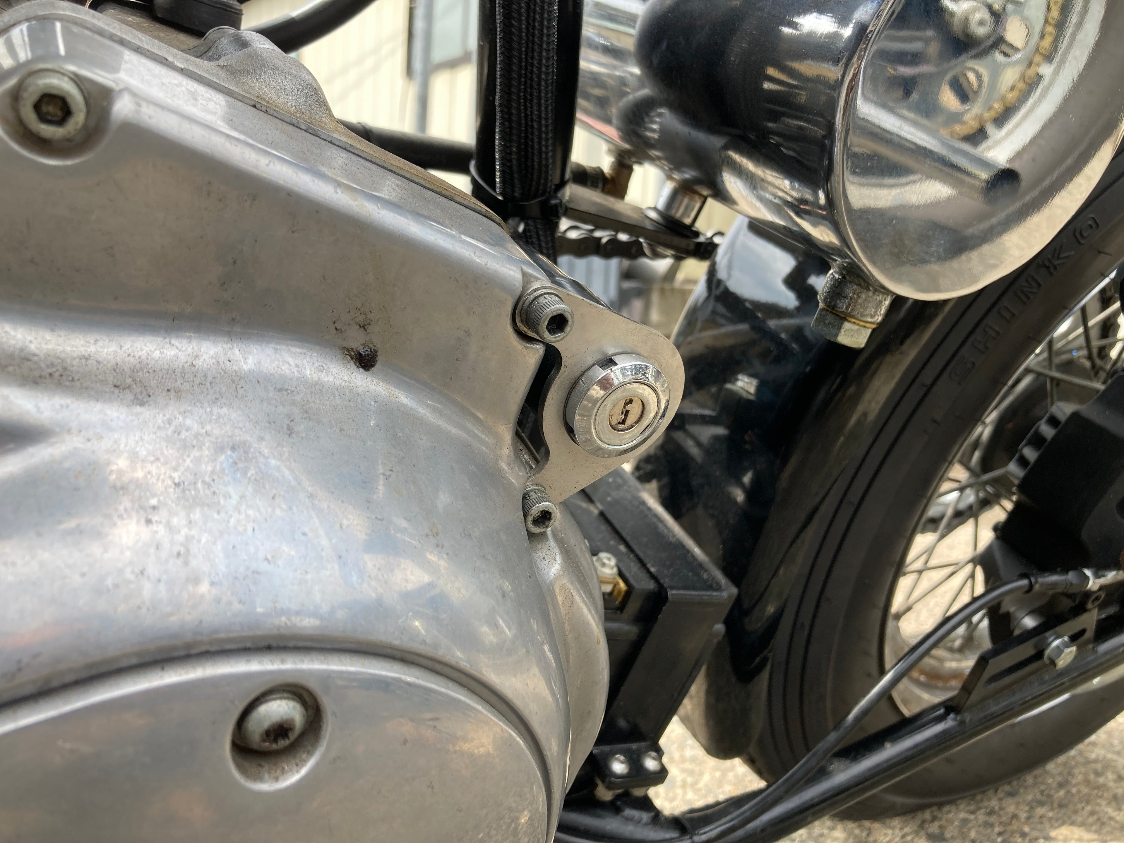 イグニッションスイッチ移設プレート　スポーツスター用　HR004