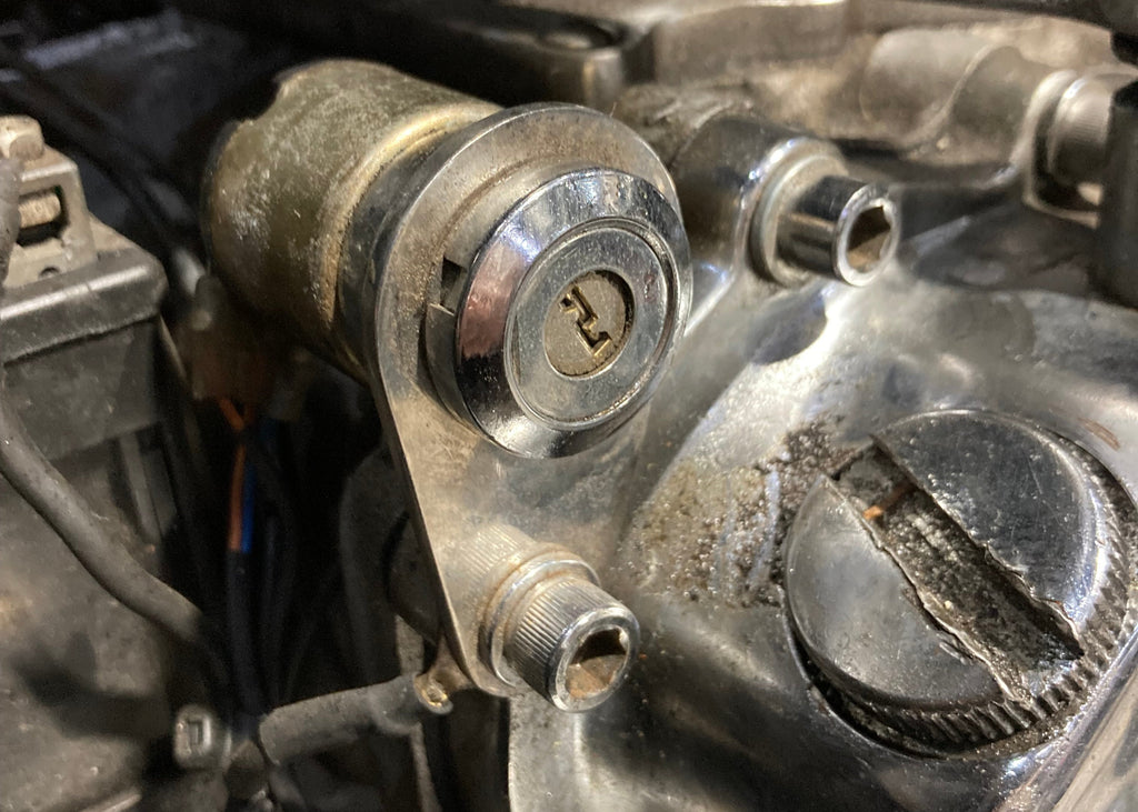 イグニッションスイッチマウント HR007