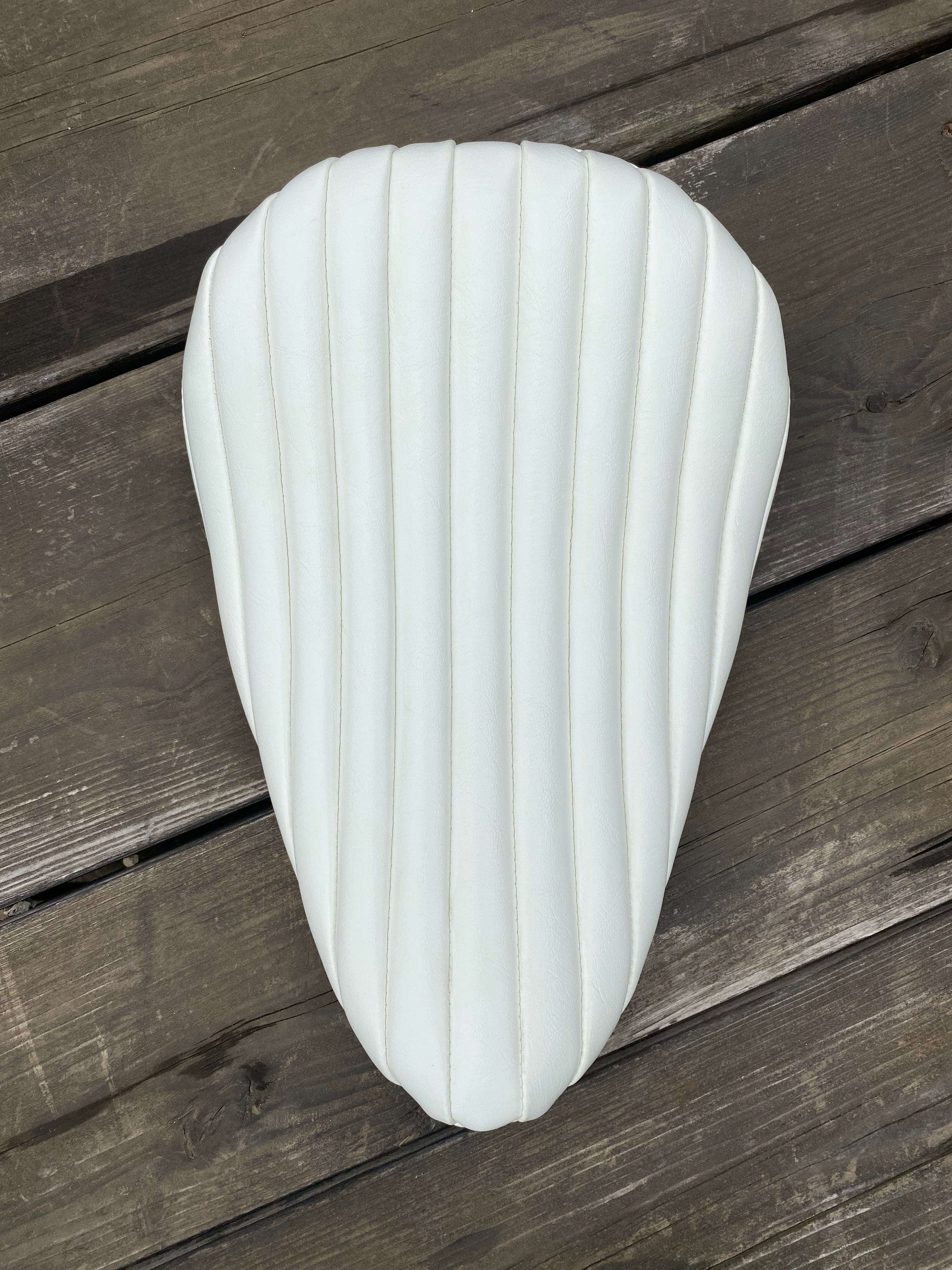 RAZZLE DAZZLE　ベイツソロシートレプリカ　ナロータイプ　艶あり白　SE002