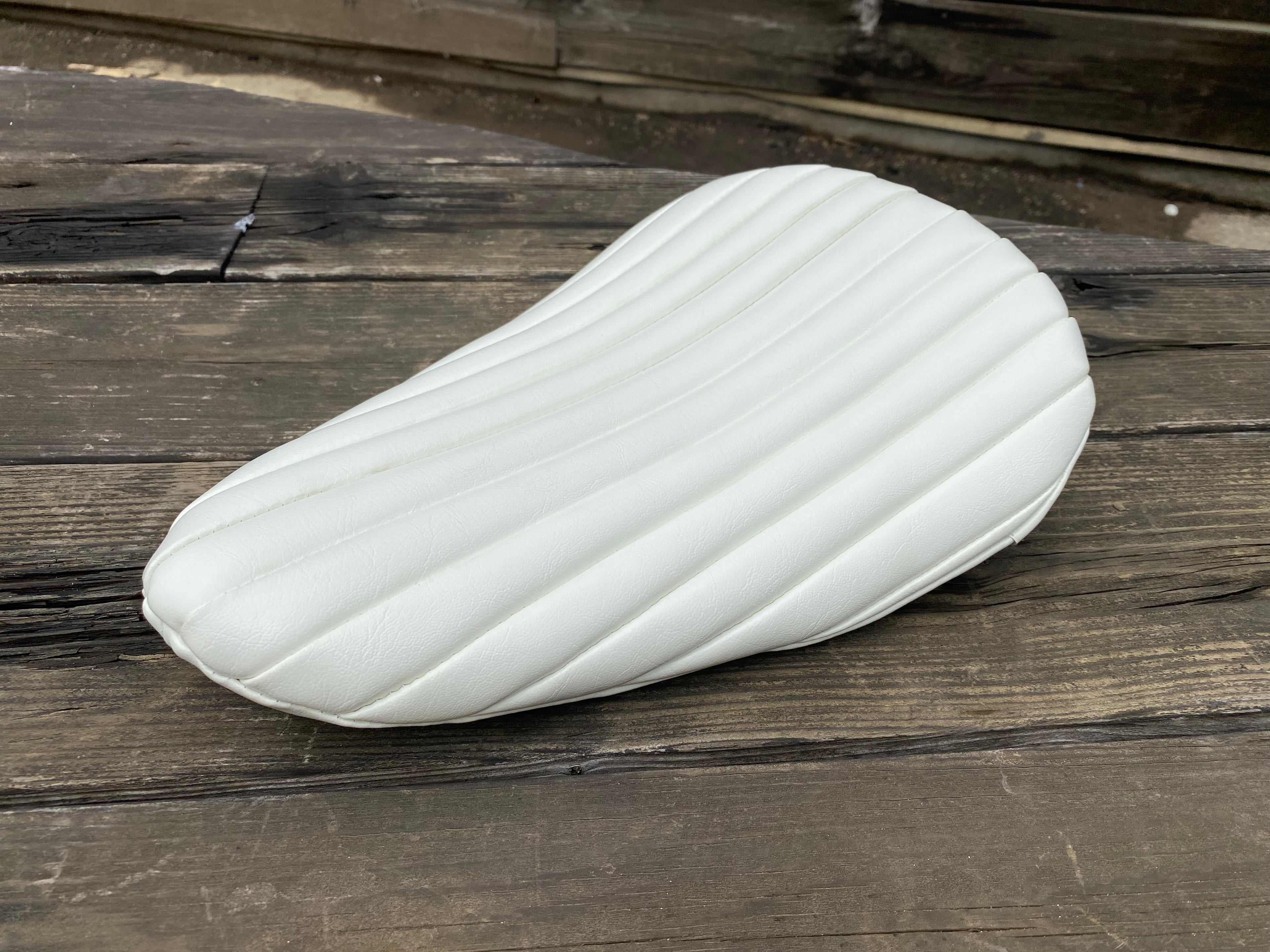 RAZZLE DAZZLE　ベイツソロシートレプリカ　ナロータイプ　艶あり白　SE002